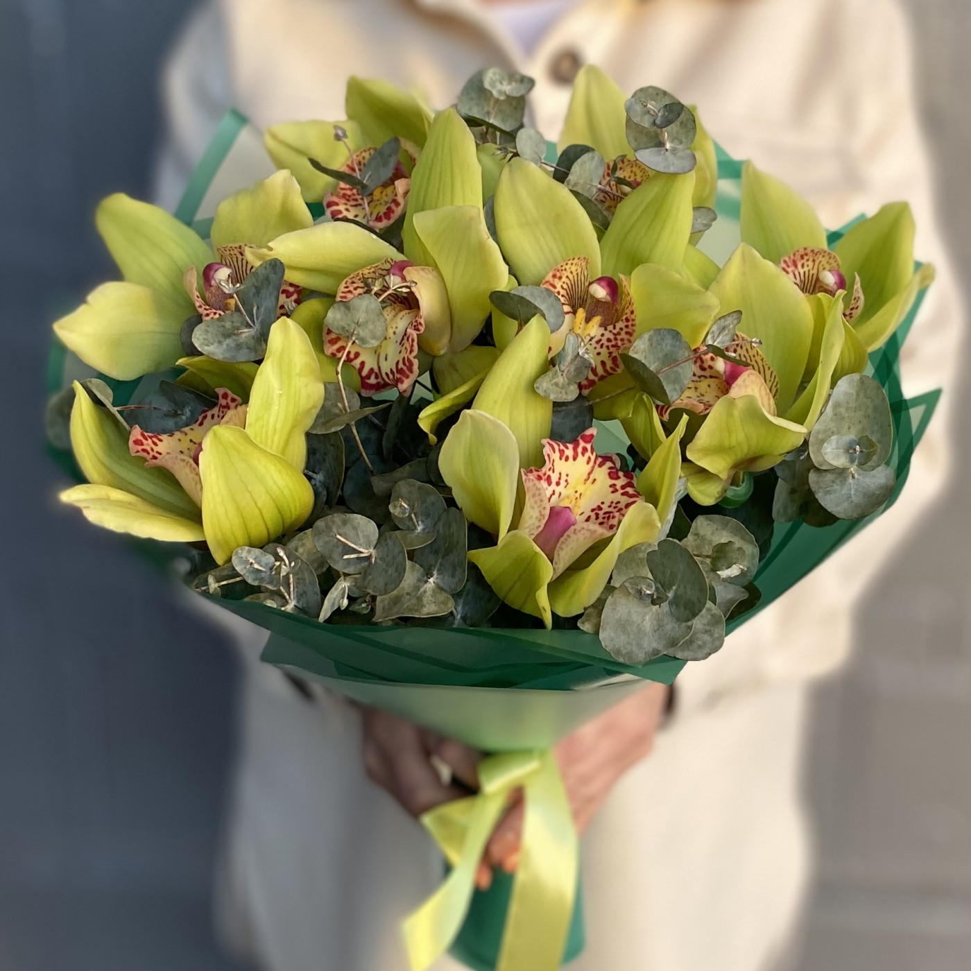 Букет из зеленых орхидей с эвкалиптом