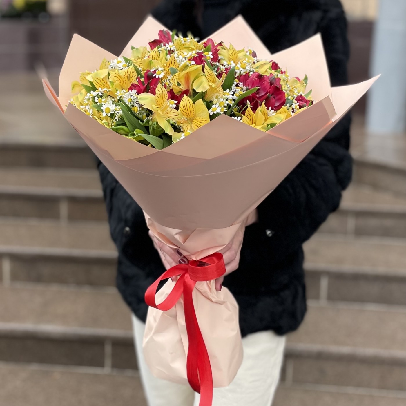 Букет красно-желтых альстромерий с ромашками