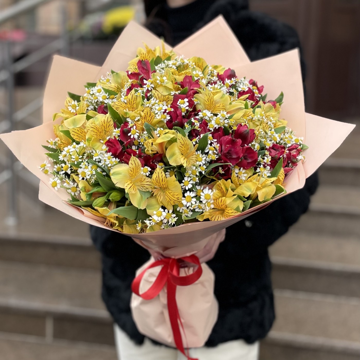 Букет красно-желтых альстромерий с ромашками
