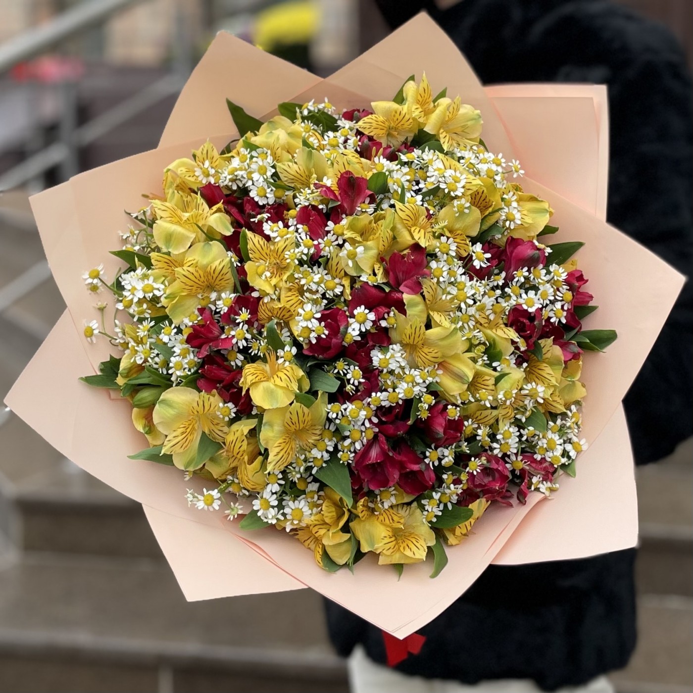 Букет красно-желтых альстромерий с ромашками