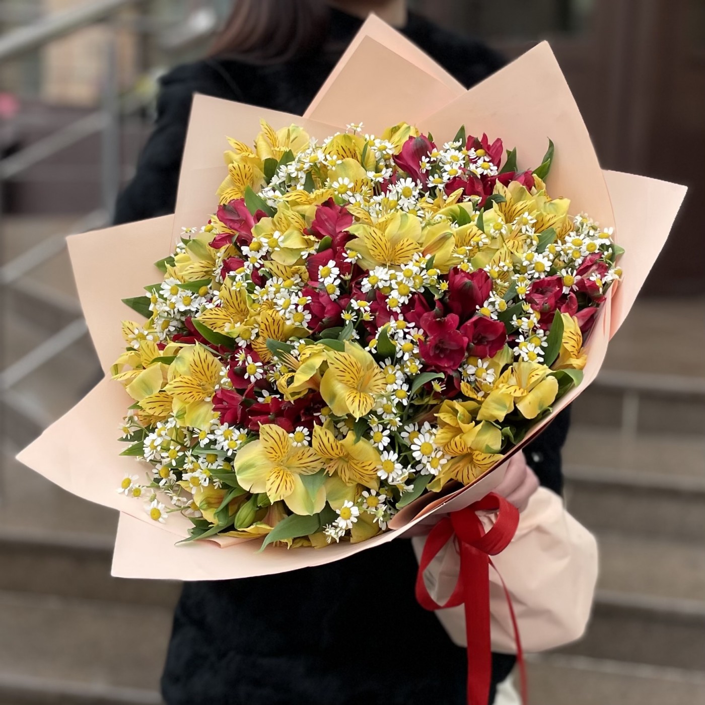 Букет красно-желтых альстромерий с ромашками