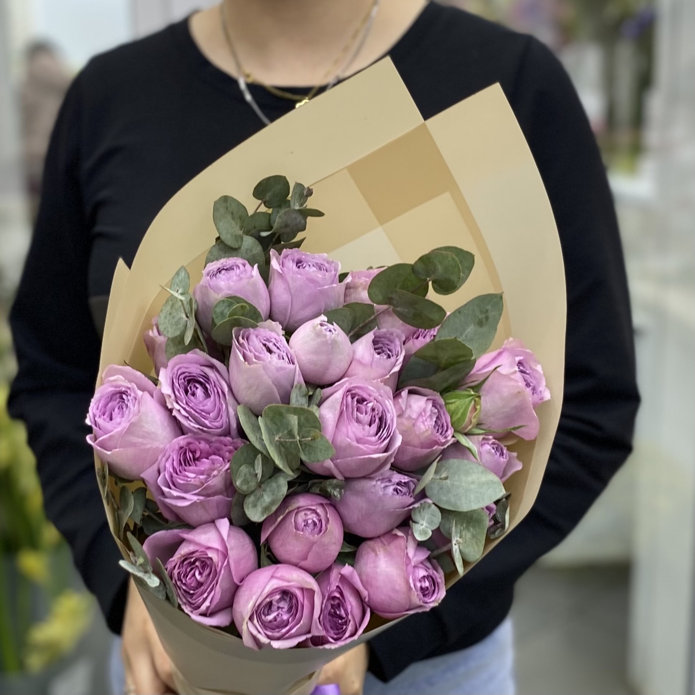 7 кустовых пионовидных роз Лавэндер Лейс с эвкалиптом