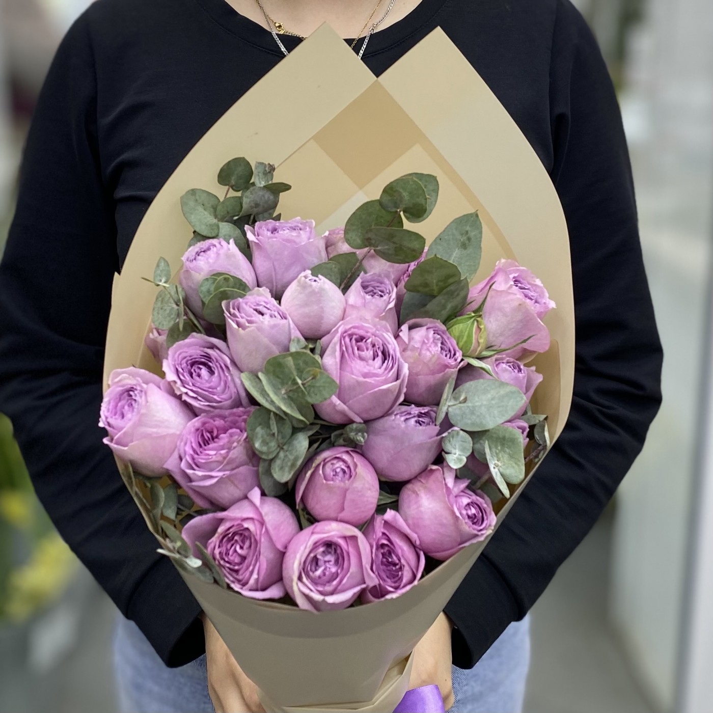 7 кустовых пионовидных роз Лавэндер Лейс с эвкалиптом