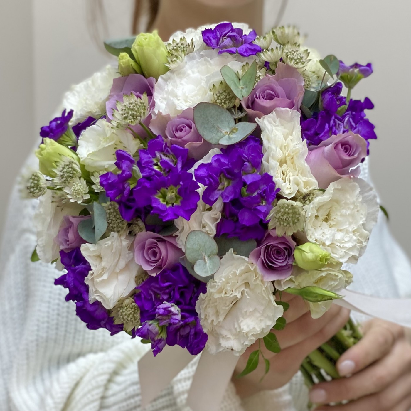 Букет невесты с розами и маттиолой Кружево
