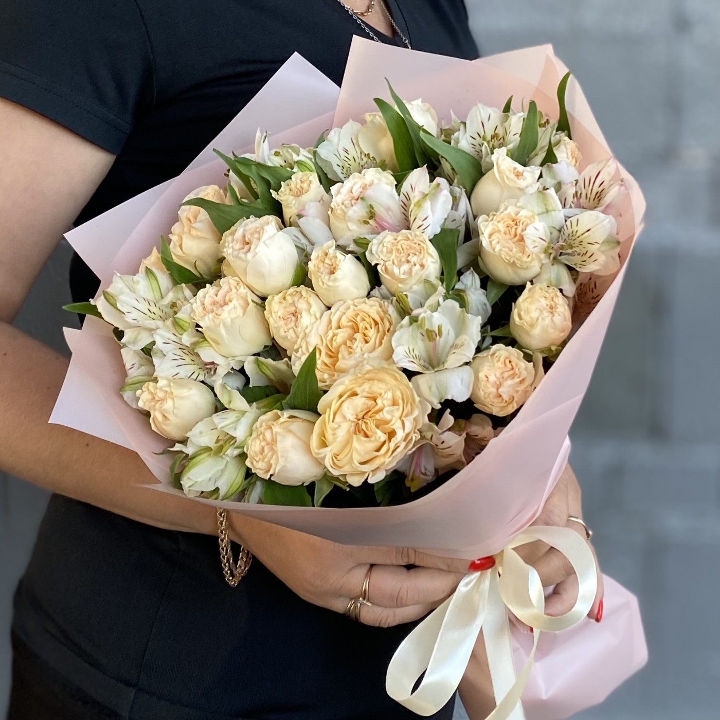 Букет пионовидных роз Саммер-роз с альстромерией
