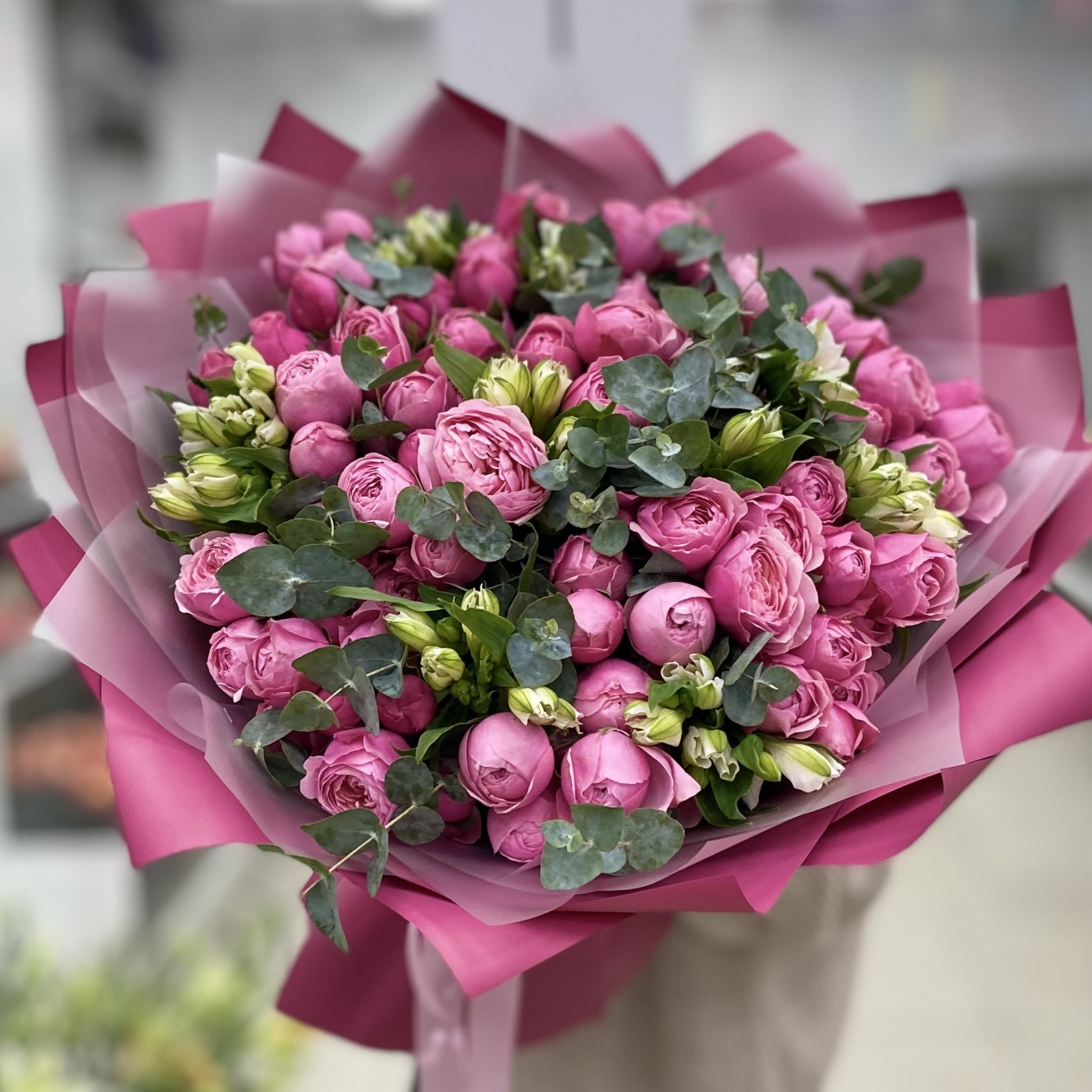 Букет пионовидных роз Сильва Пинк с альстромерий