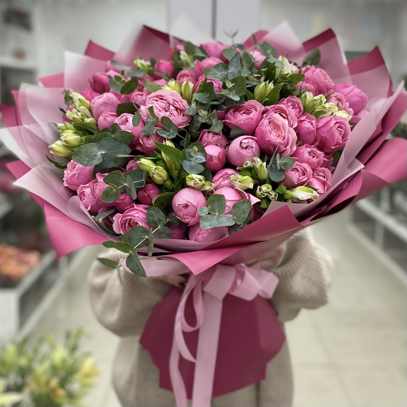 Букет пионовидных роз Сильва Пинк с альстромерий