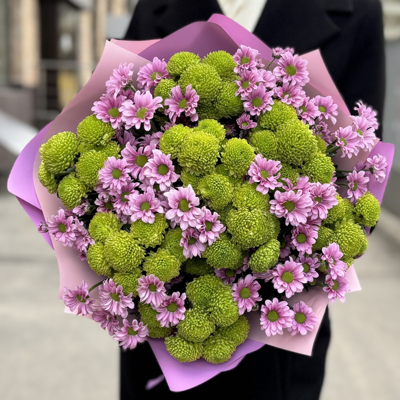 Букет из розовой и зеленой хризантемы
