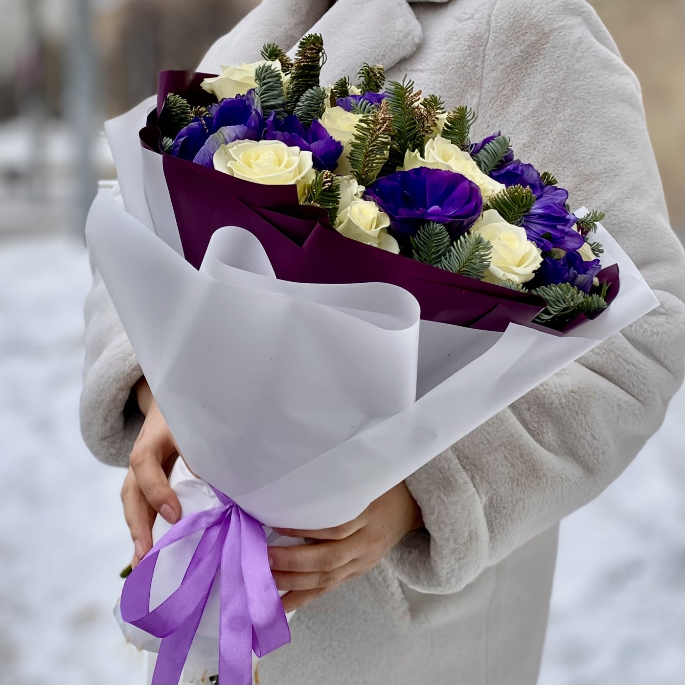 Букет с белыми розами и нобилисом