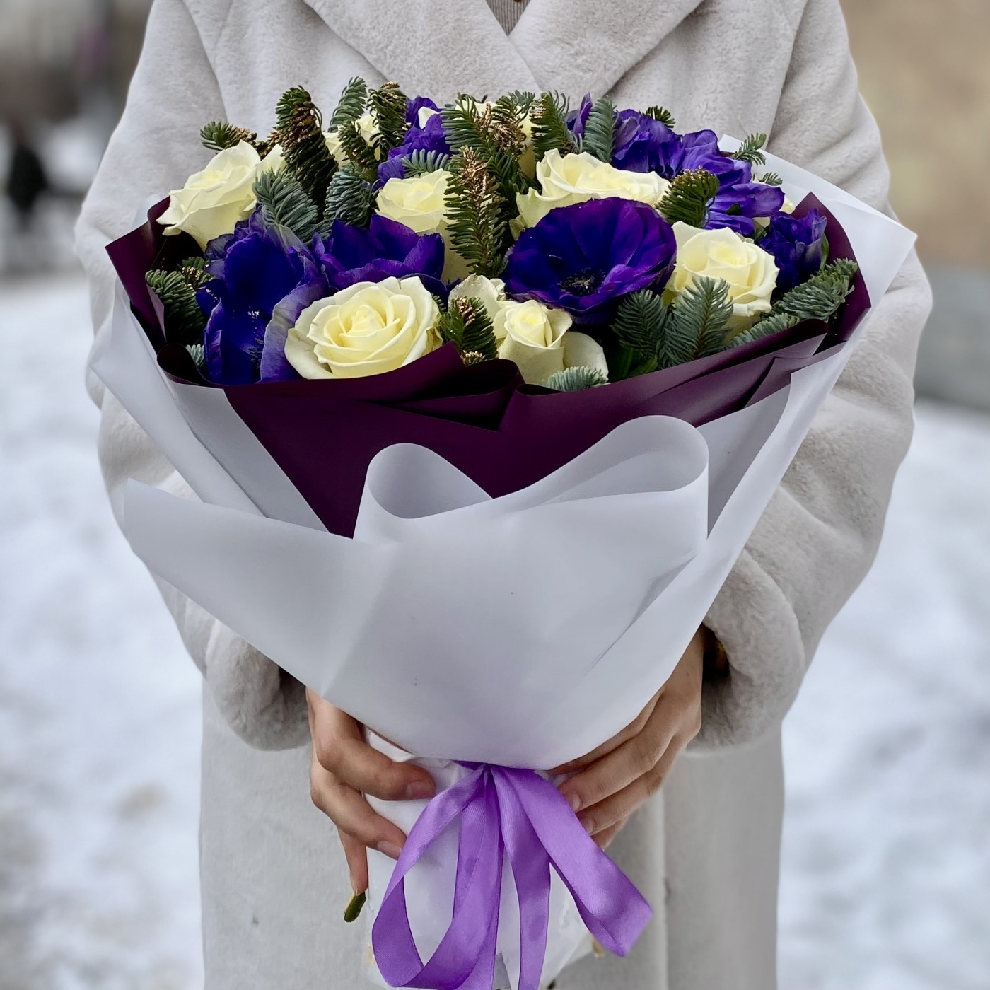Букет с белыми розами и нобилисом