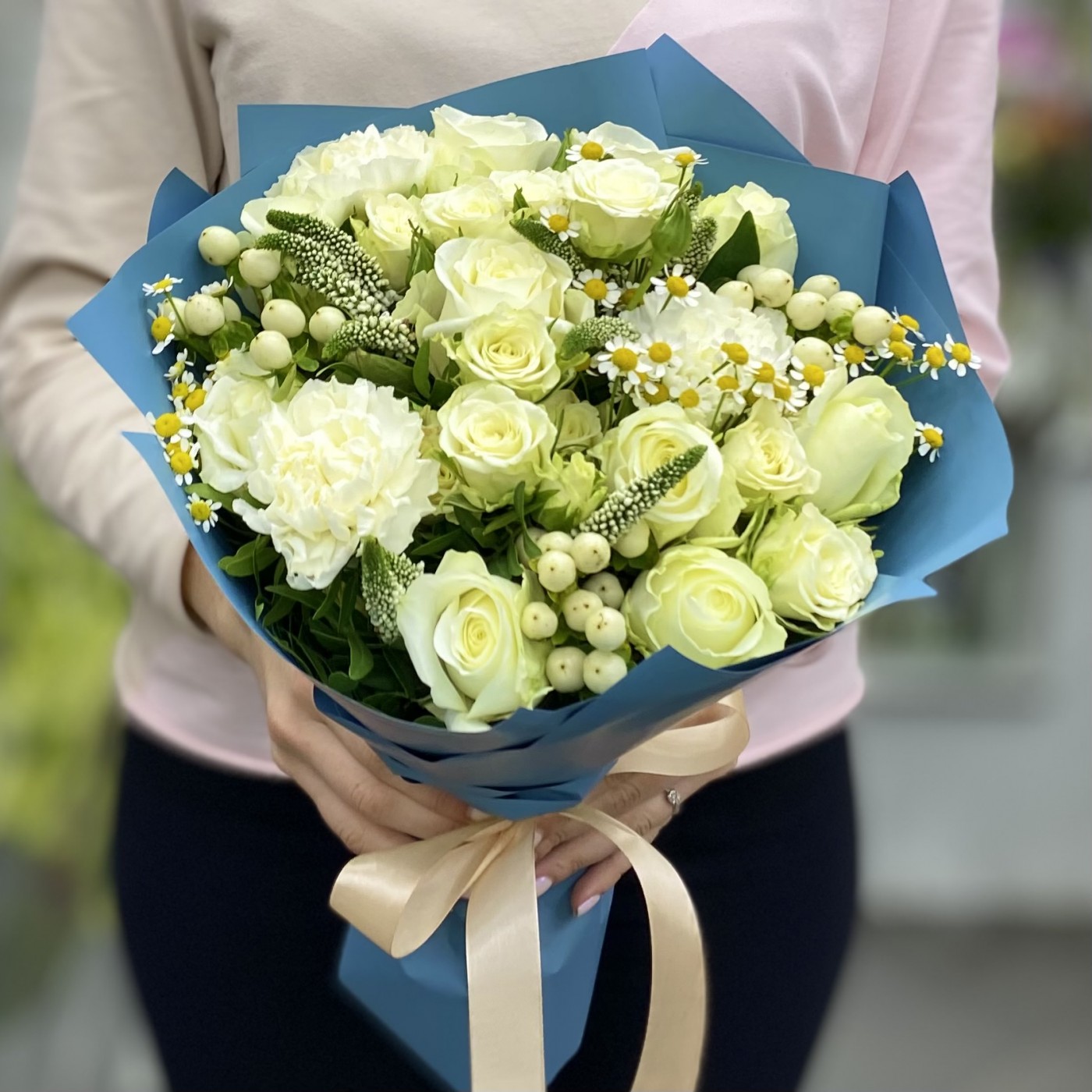 Букет с белыми розами и ромашками