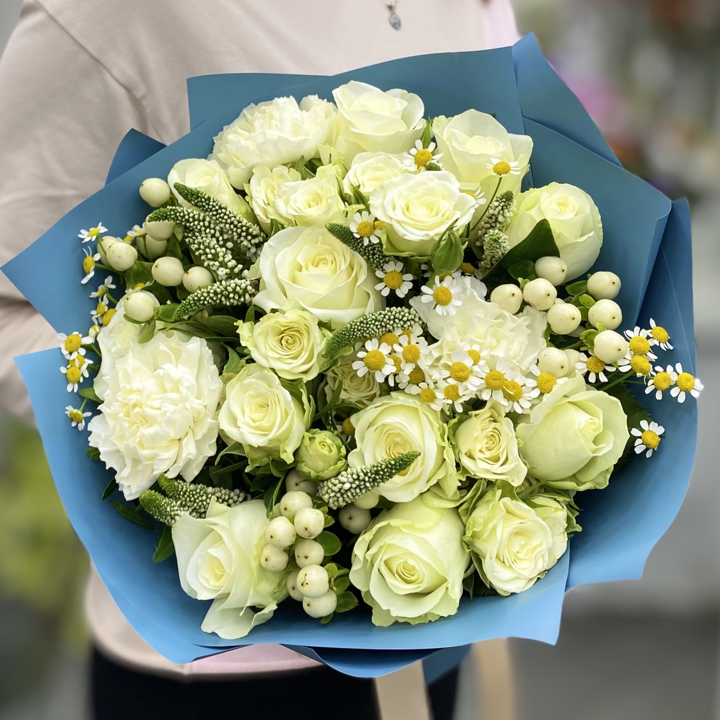 Букет с белыми розами и ромашками