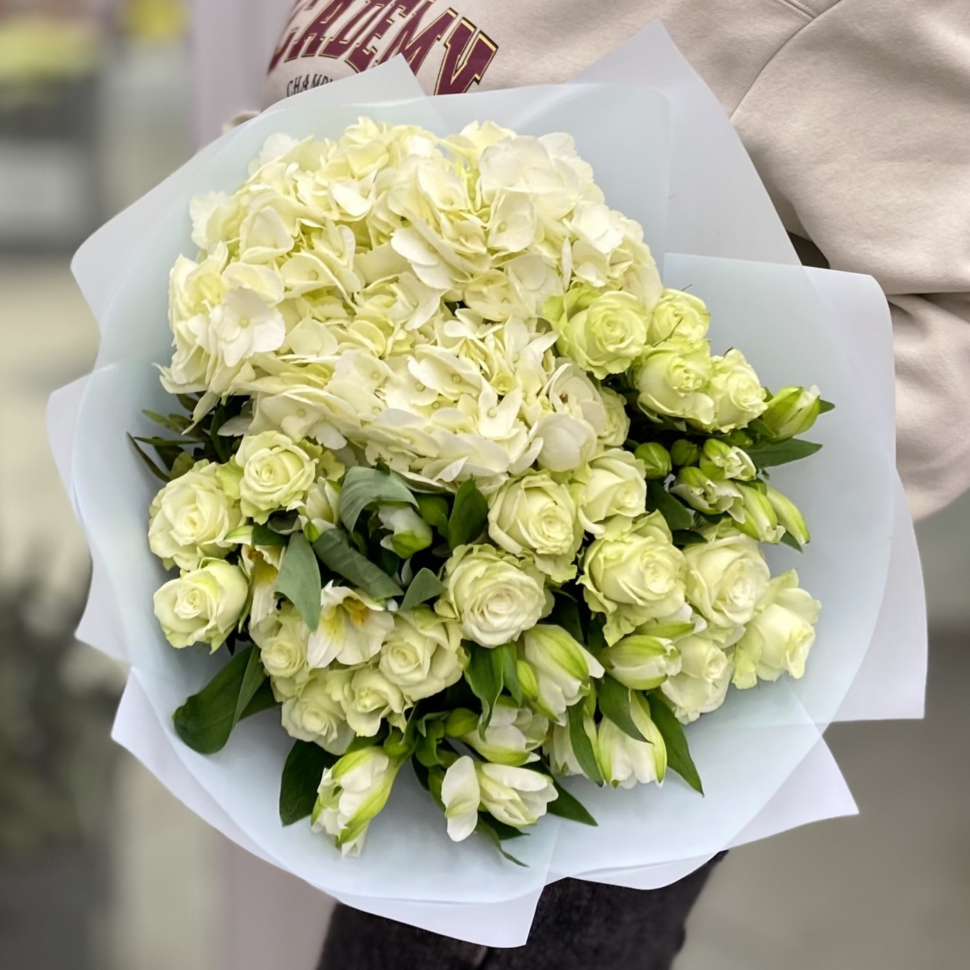 Букет с гортензией и белыми кустовыми розами