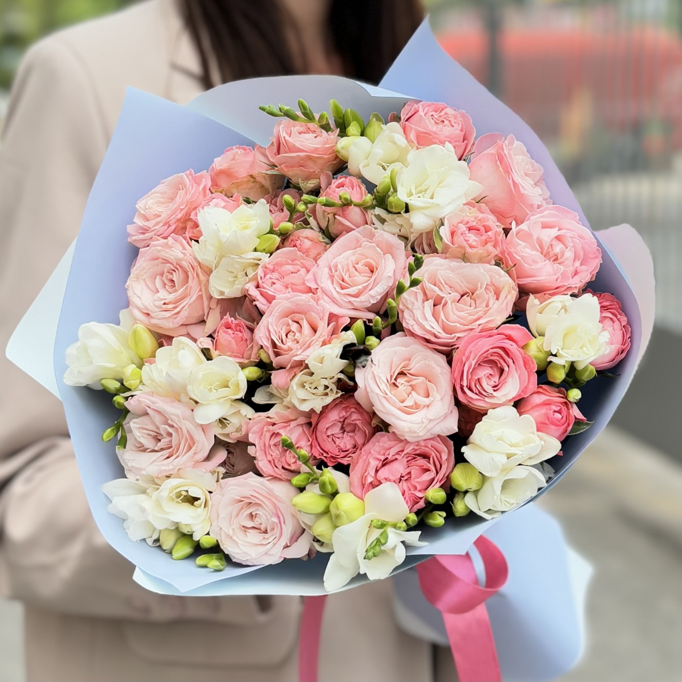 Букет с кустовой пионовидной розой и фрезией