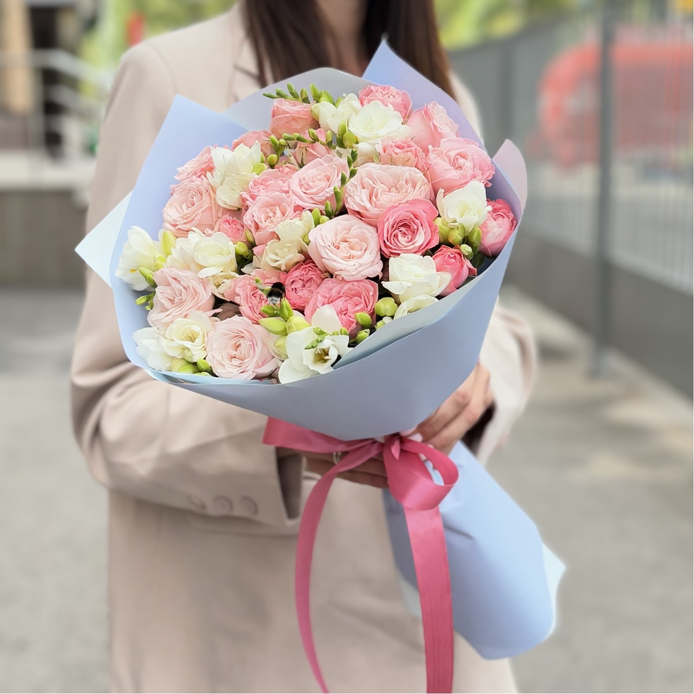 Букет с кустовой пионовидной розой и фрезией