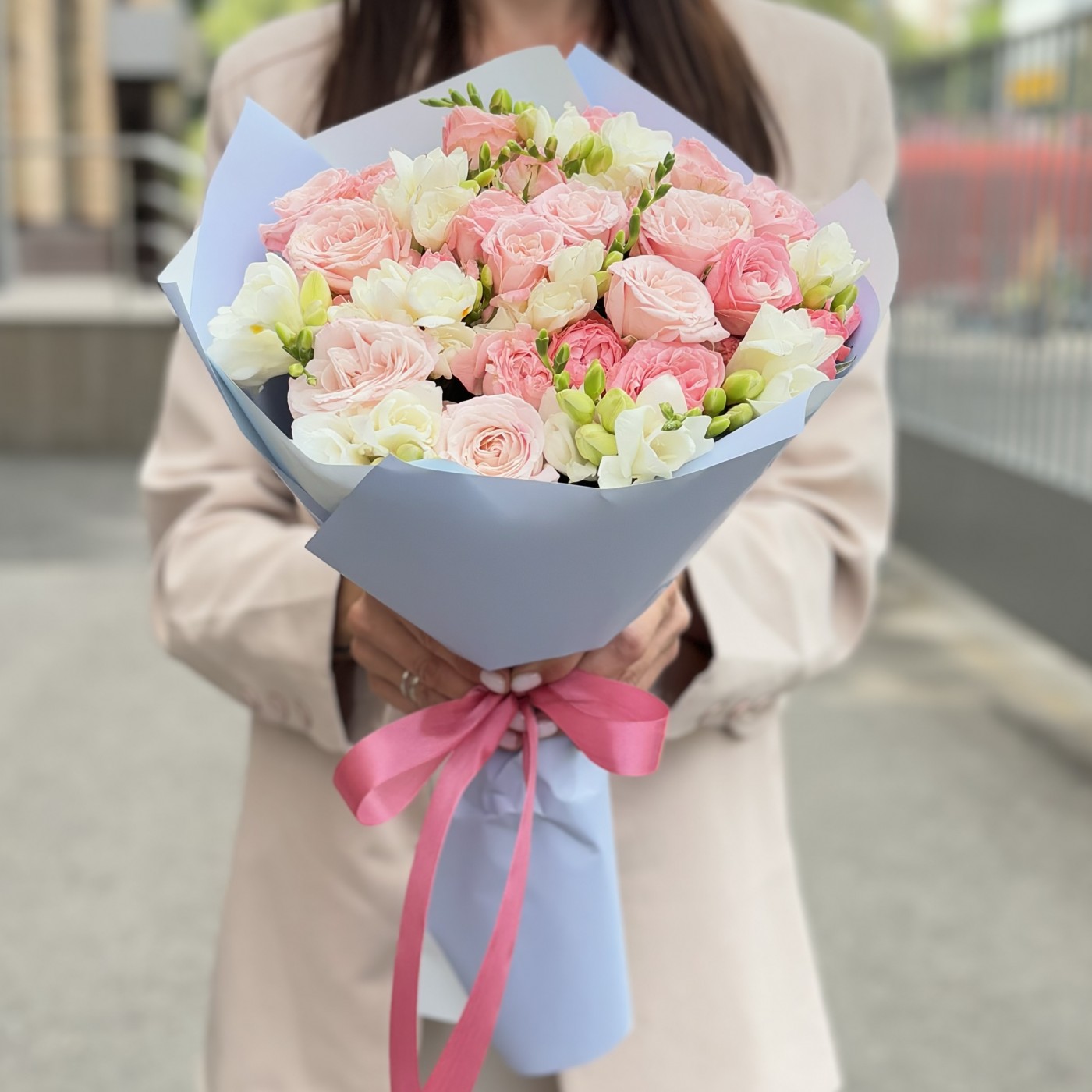 Букет с кустовой пионовидной розой и фрезией