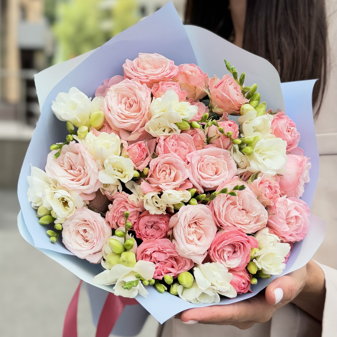 Букет с кустовой пионовидной розой и фрезией