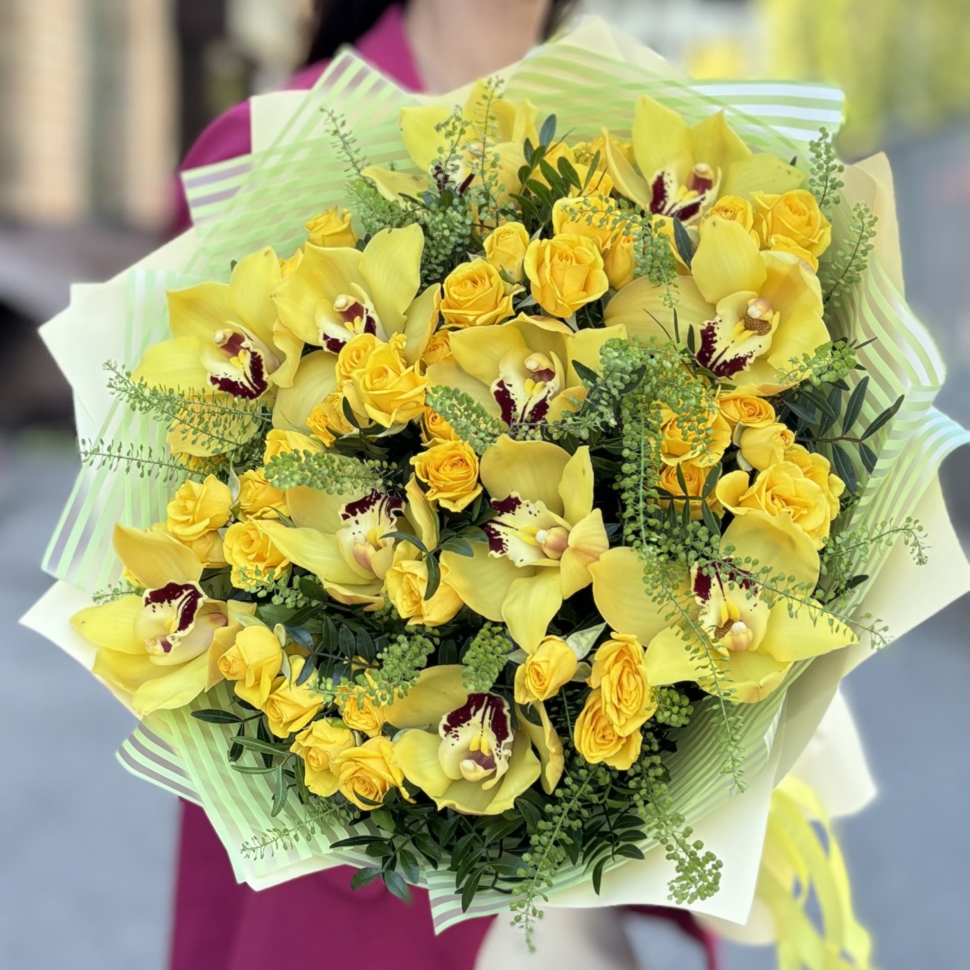 Букет с орхидеей цимбидиум и кустовой розой