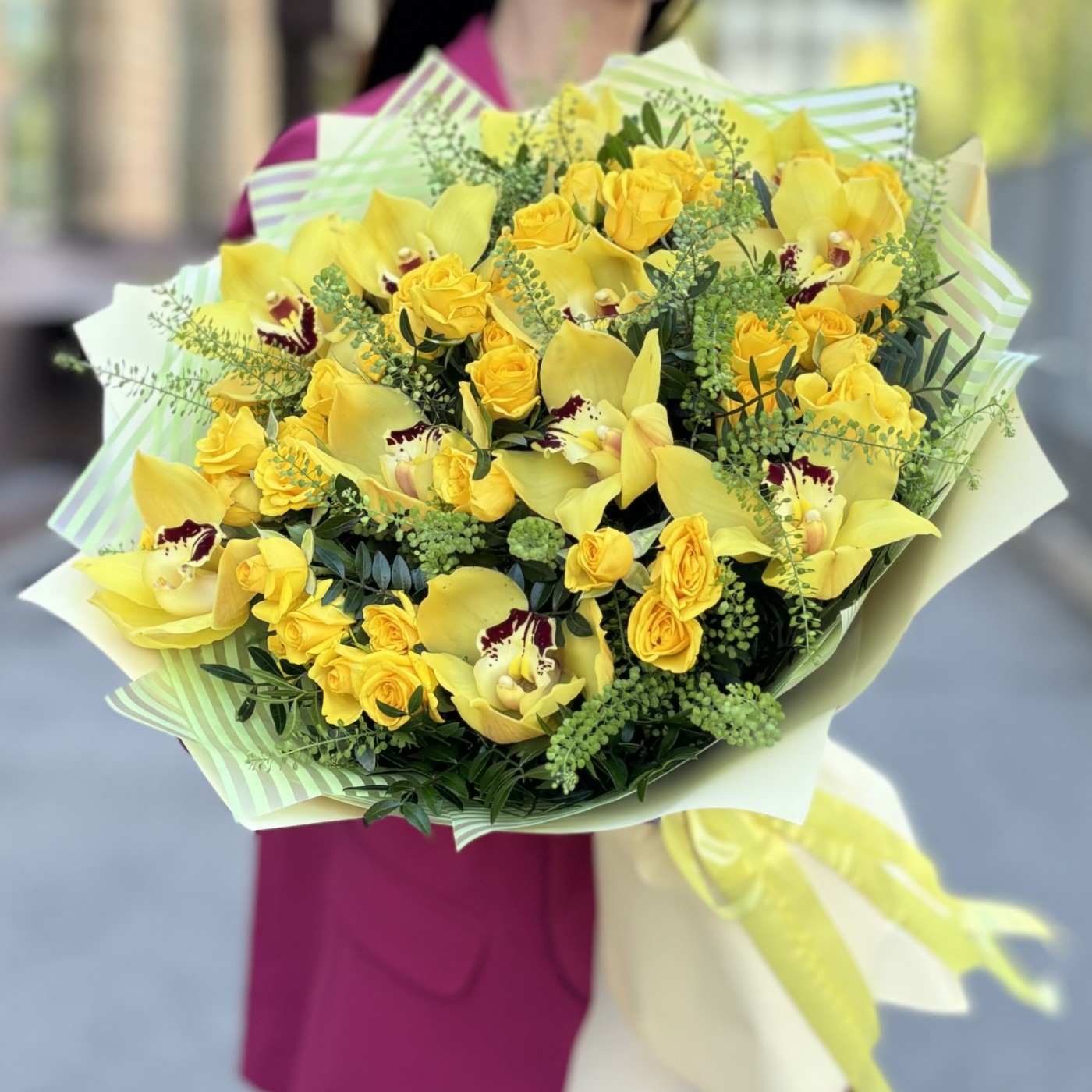 Букет с орхидеей цимбидиум и кустовой розой