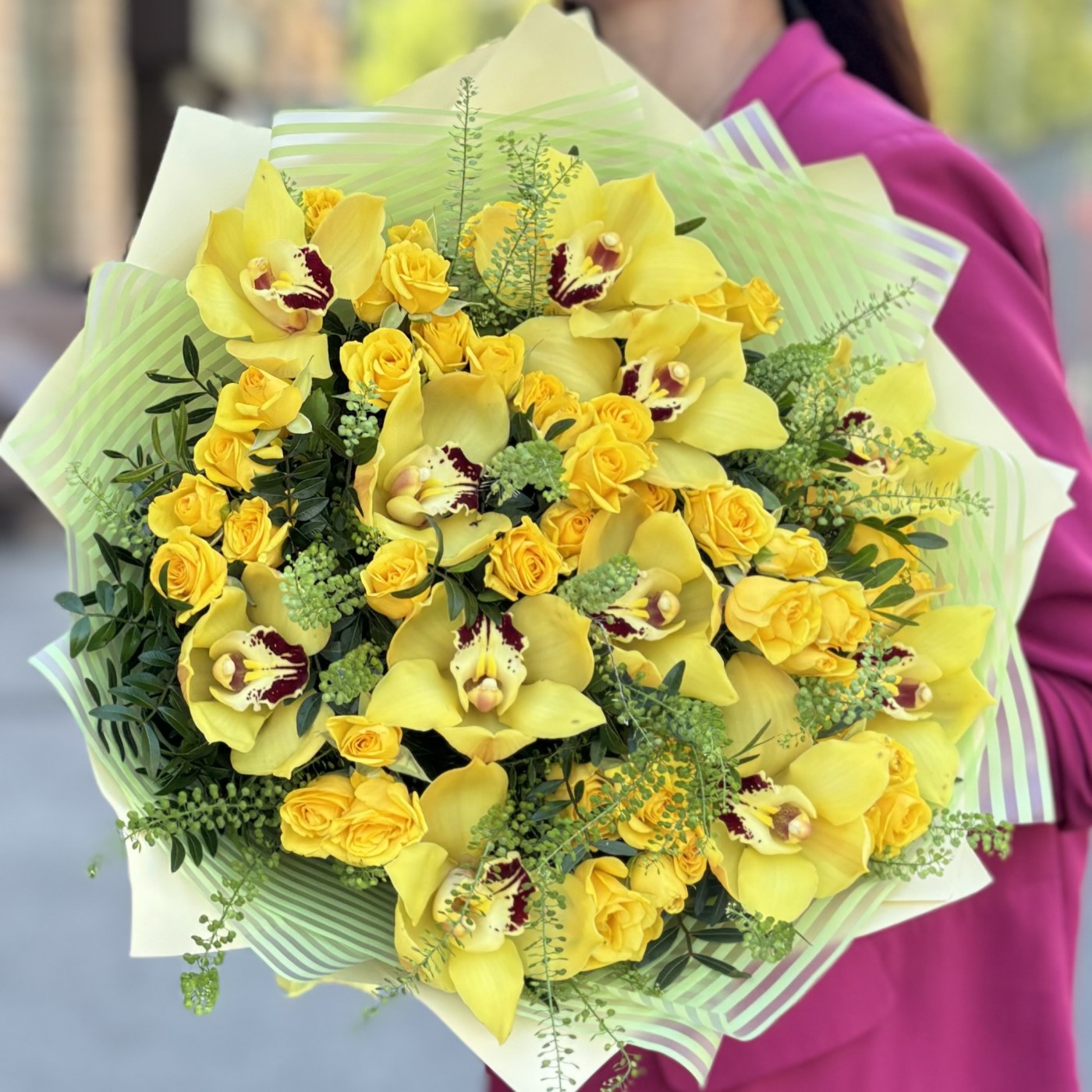 Букет с орхидеей цимбидиум и кустовой розой