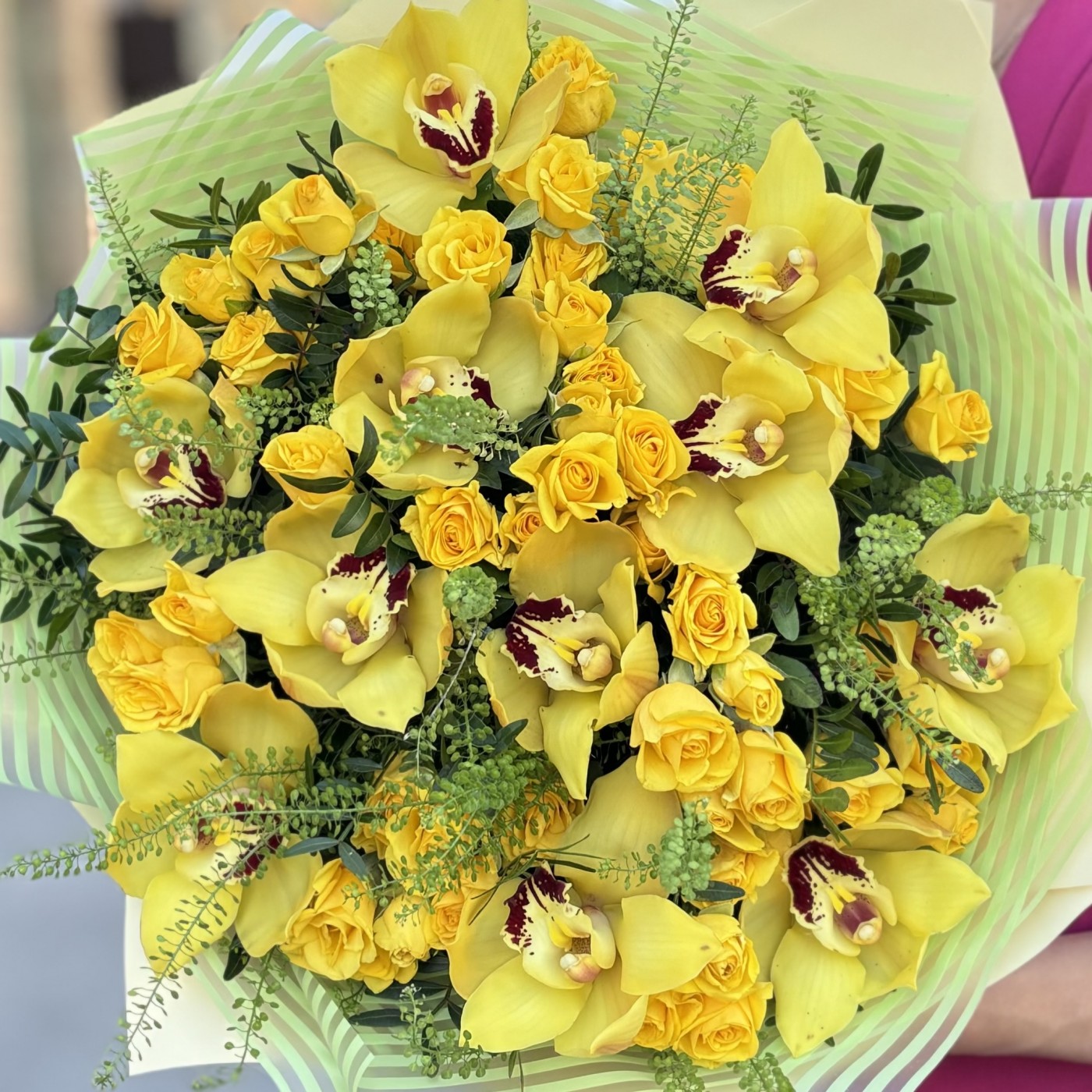 Букет с орхидеей цимбидиум и кустовой розой