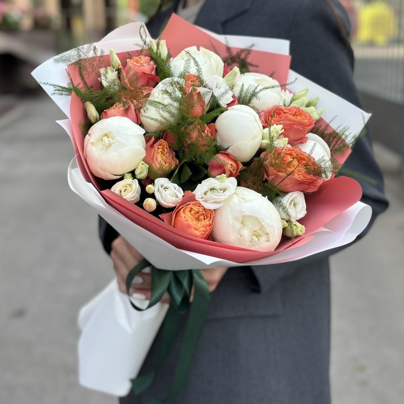 Букет с пионами и розами Ля Мандарин