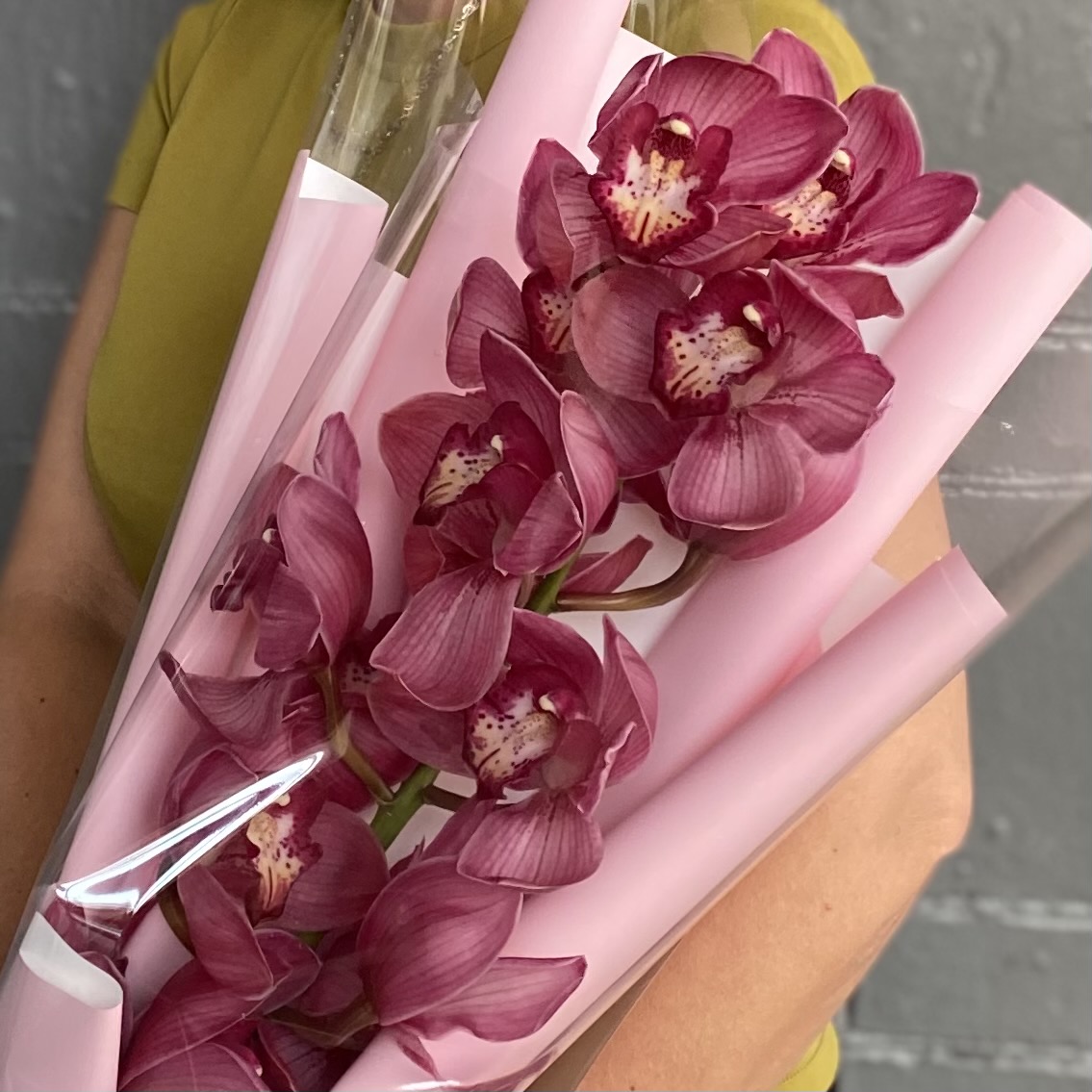 Букет темно-розовых орхидей