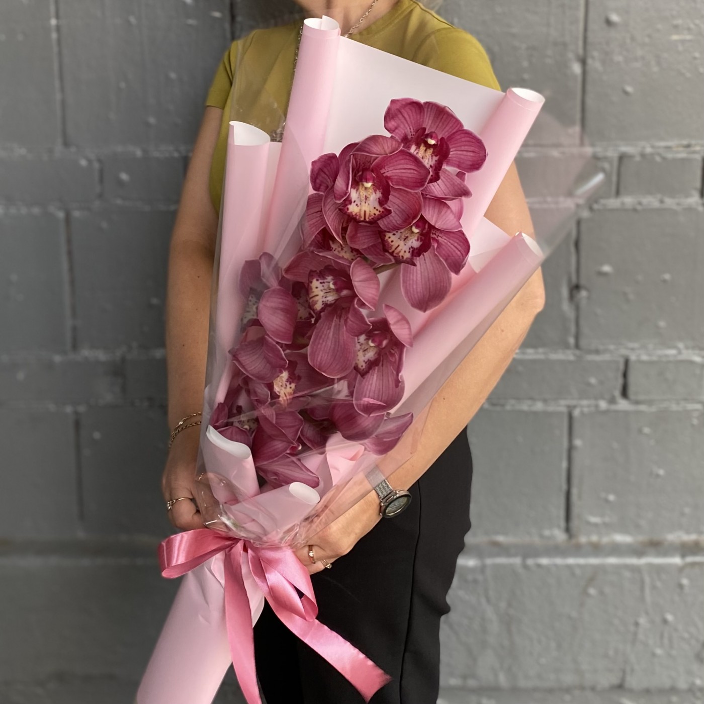 Букет темно-розовых орхидей