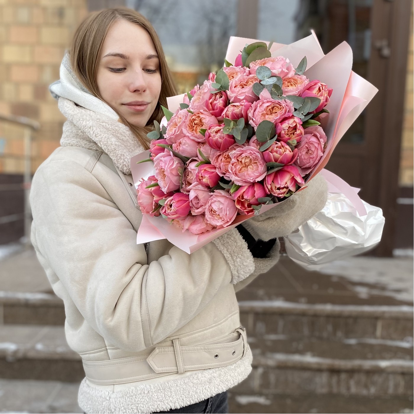 Дуэт пионовидных кустовых роз Джульетта и розовых тюльпанов
