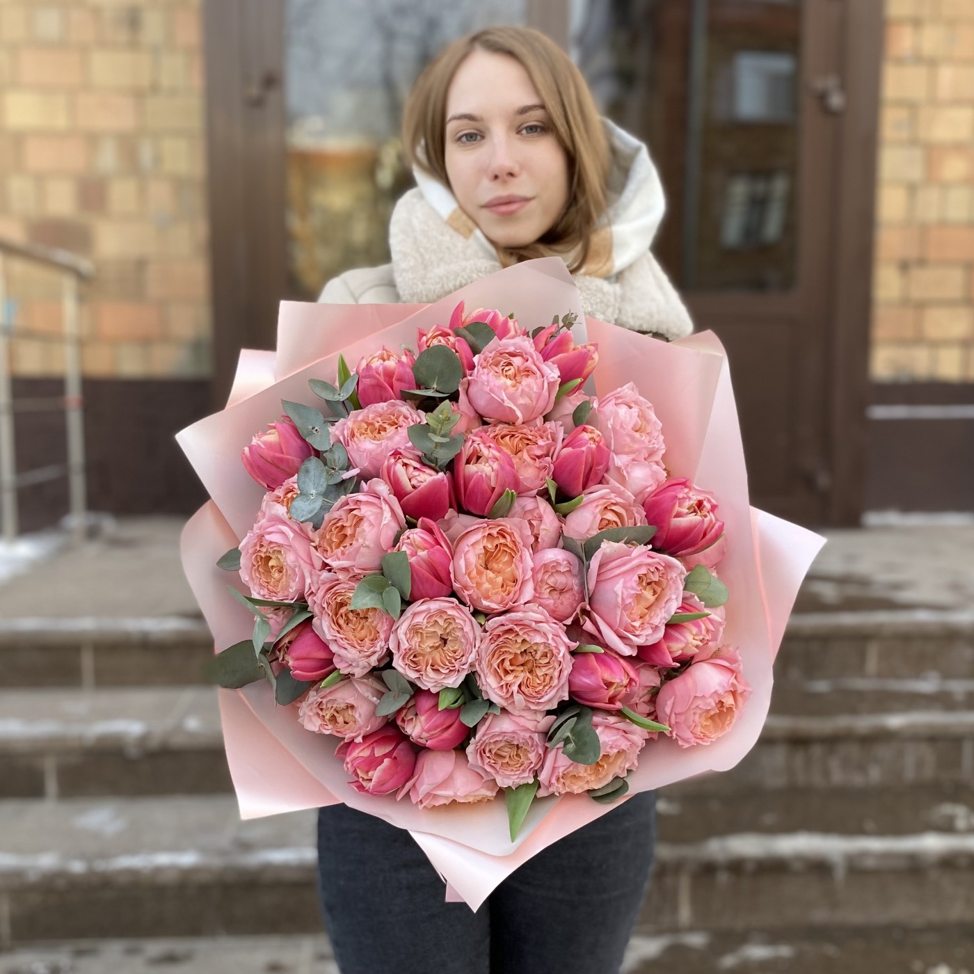 Дуэт пионовидных кустовых роз Джульетта и розовых тюльпанов