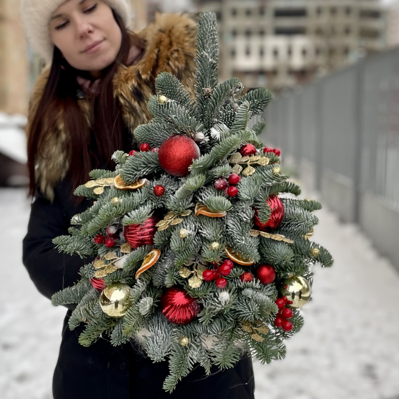 Елка с красным декором и апельсинами