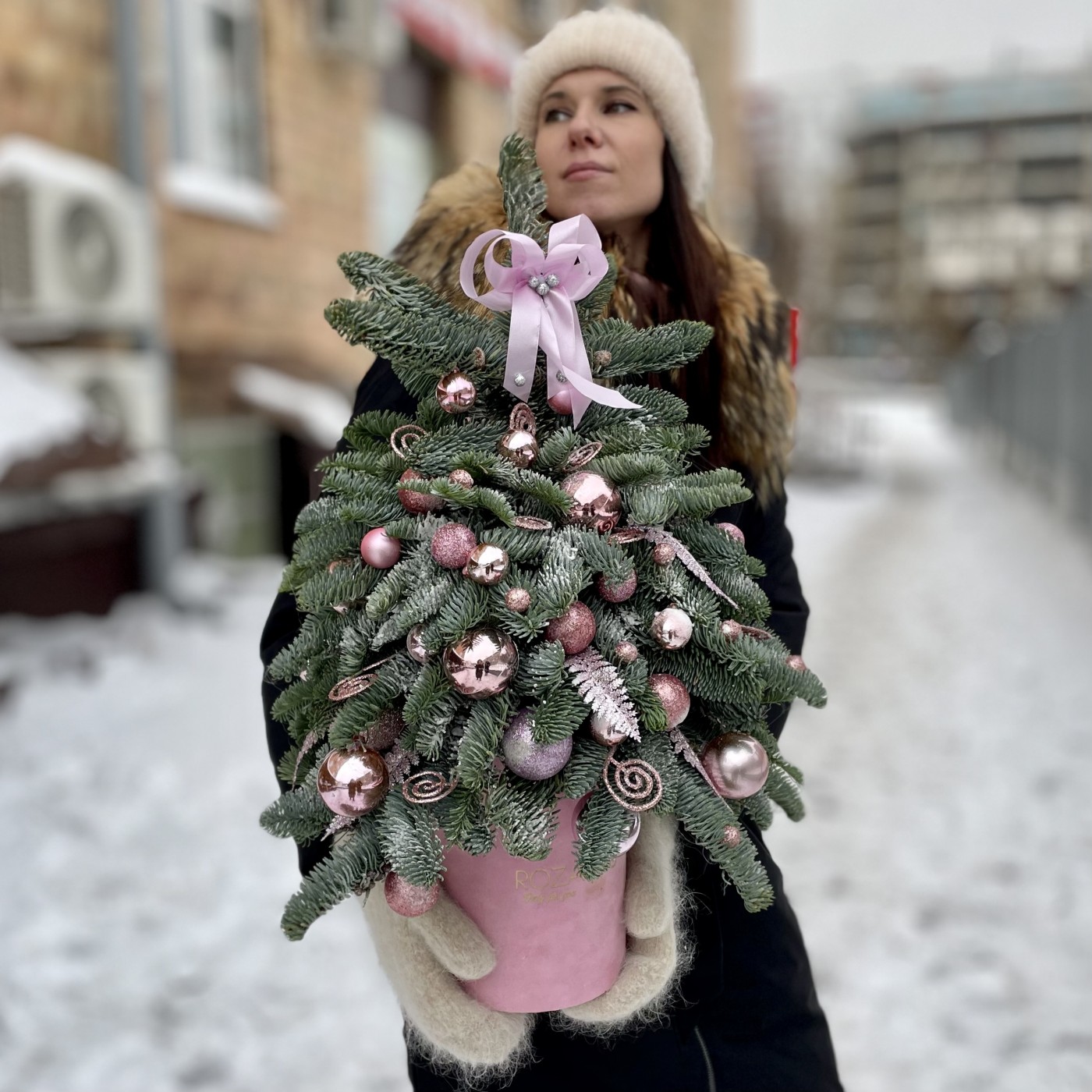 Елка с розовым декором