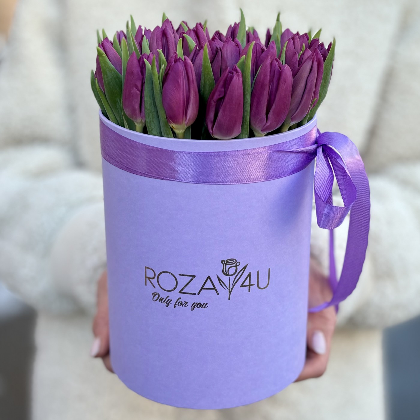 Фиолетовые тюльпаны в лиловой коробке