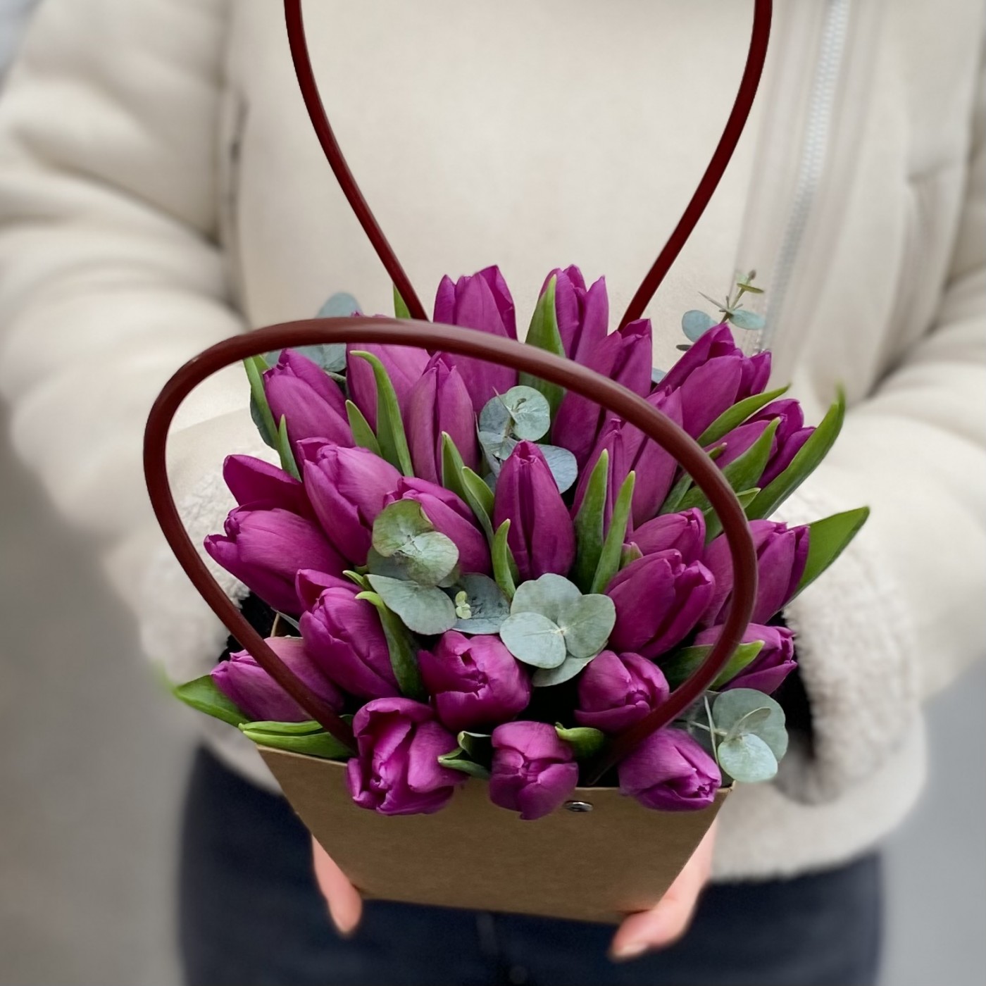Фиолетовый тюльпан в сумочке с эвкалиптом