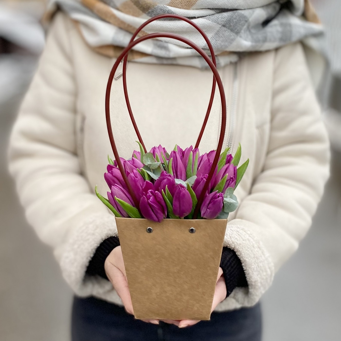 Фиолетовый тюльпан в сумочке с эвкалиптом