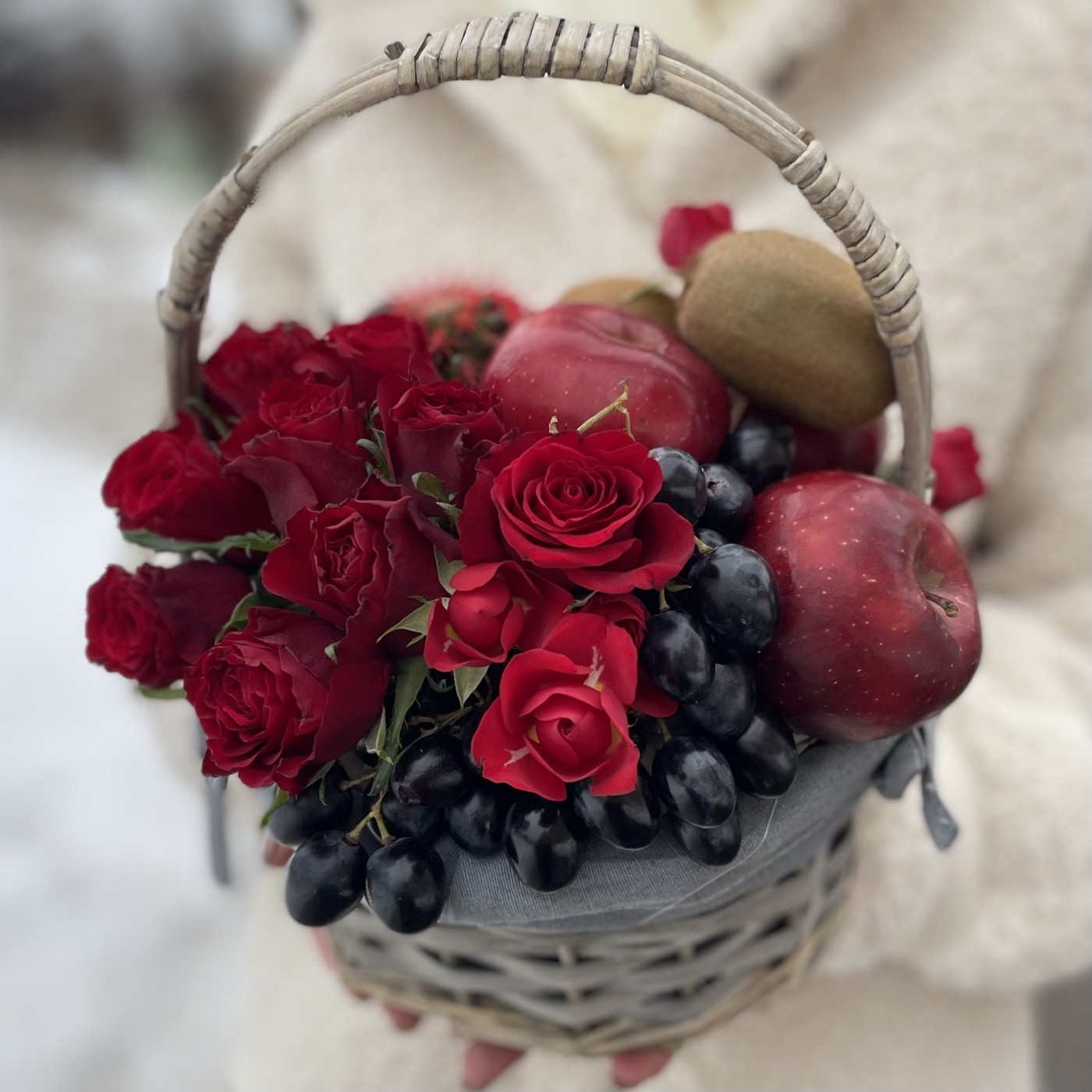 Фруктовая корзина в красном цвете с розами и кактусом