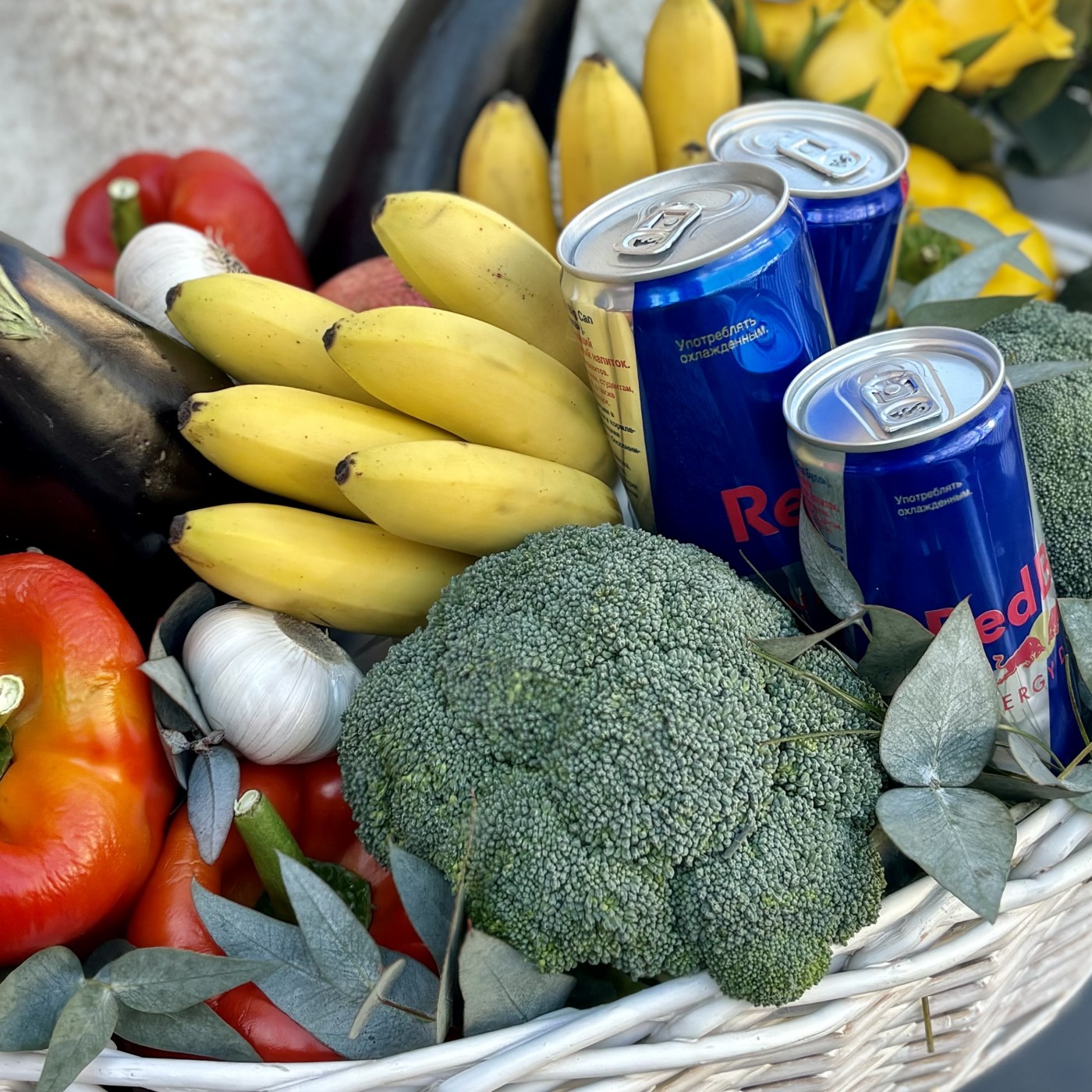 Большая мужская корзина с фруктами и энергетиком