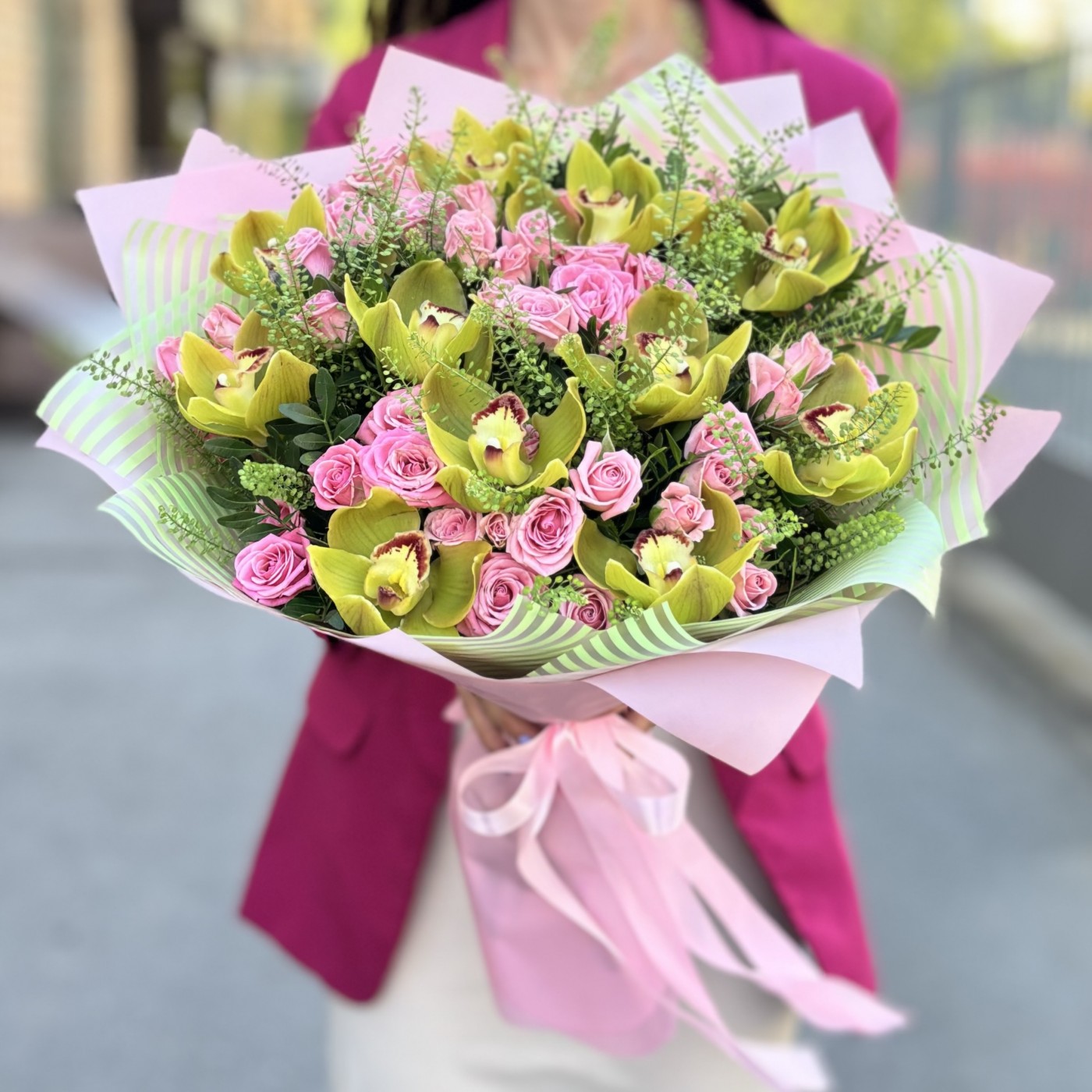 Классический букет кустовых роз и зеленых орхидей