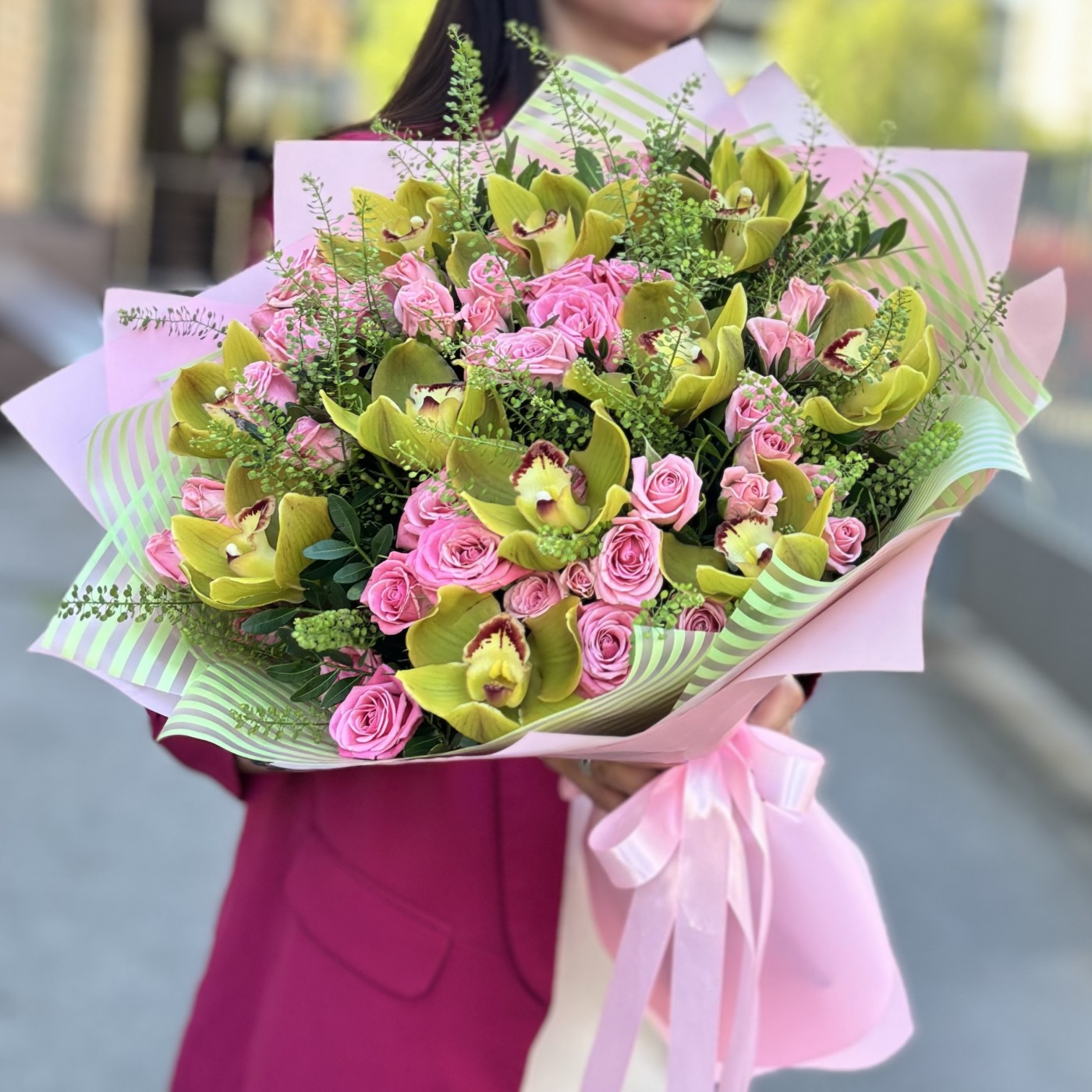 Классический букет кустовых роз и зеленых орхидей