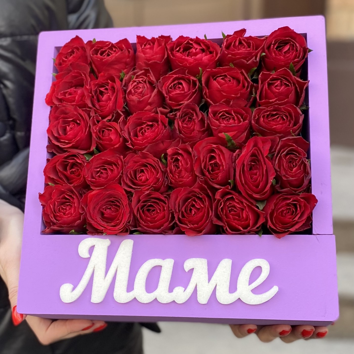 Композиция Маме с красными розами