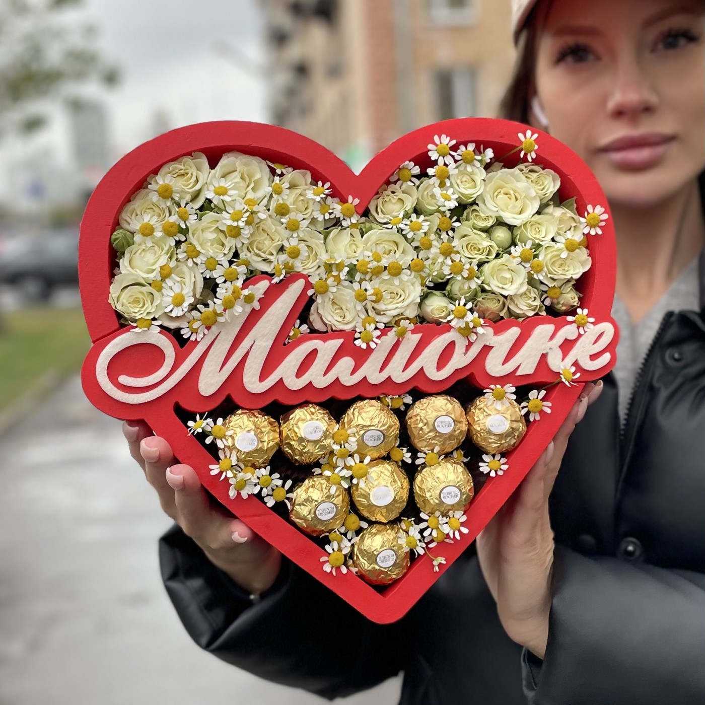 Композиция из роз и конфет Мамочке