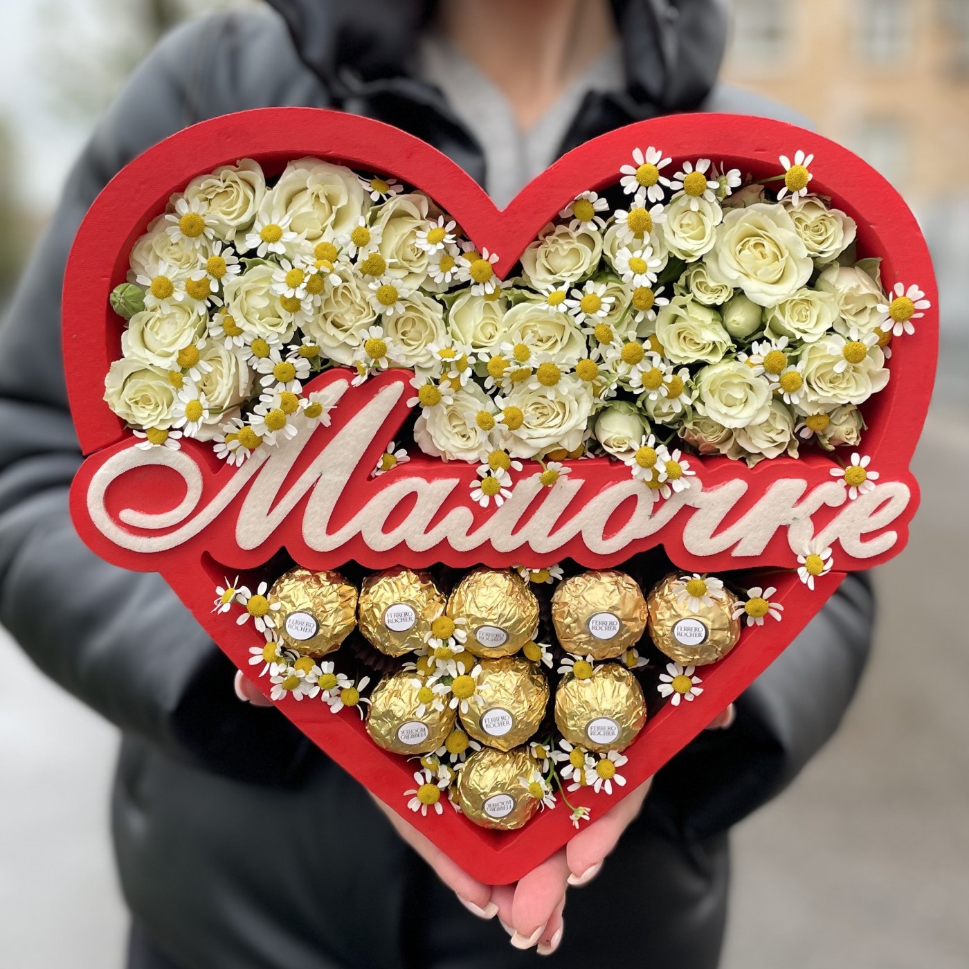 Композиция из роз и конфет Мамочке