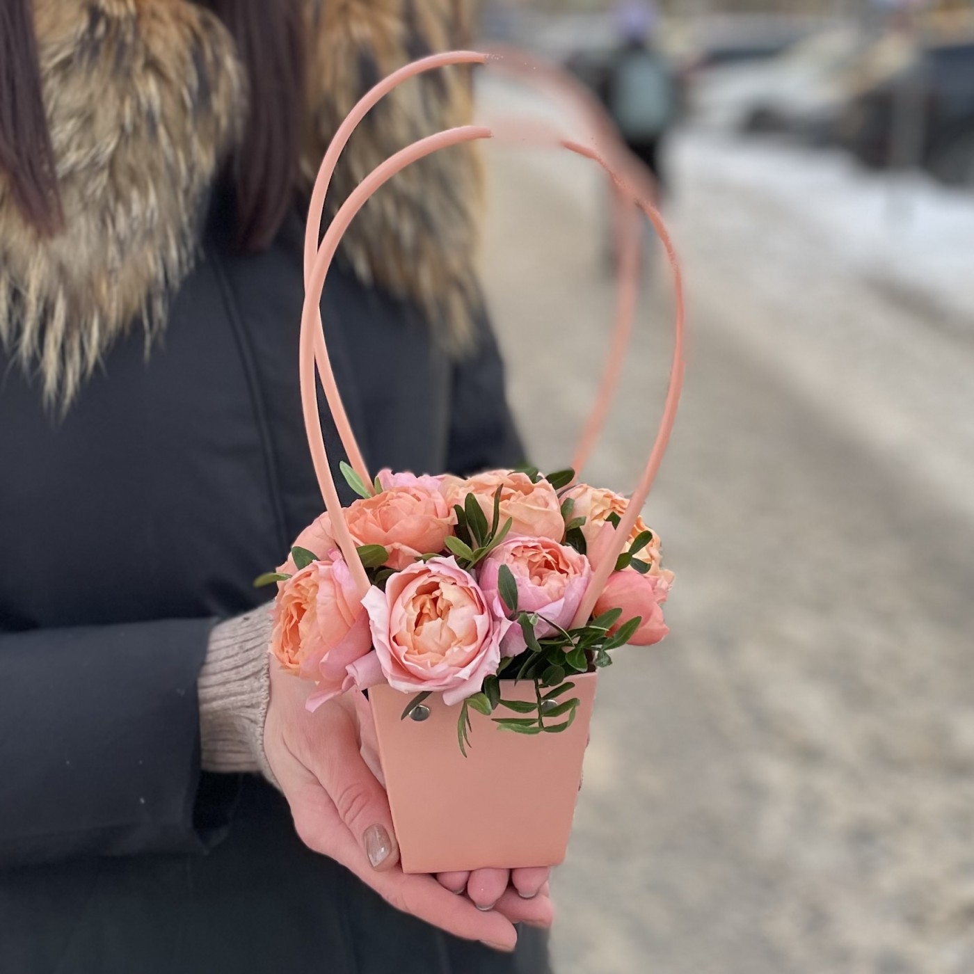 Композиция с кустовой пионовидной розой Джульетта в сумочке