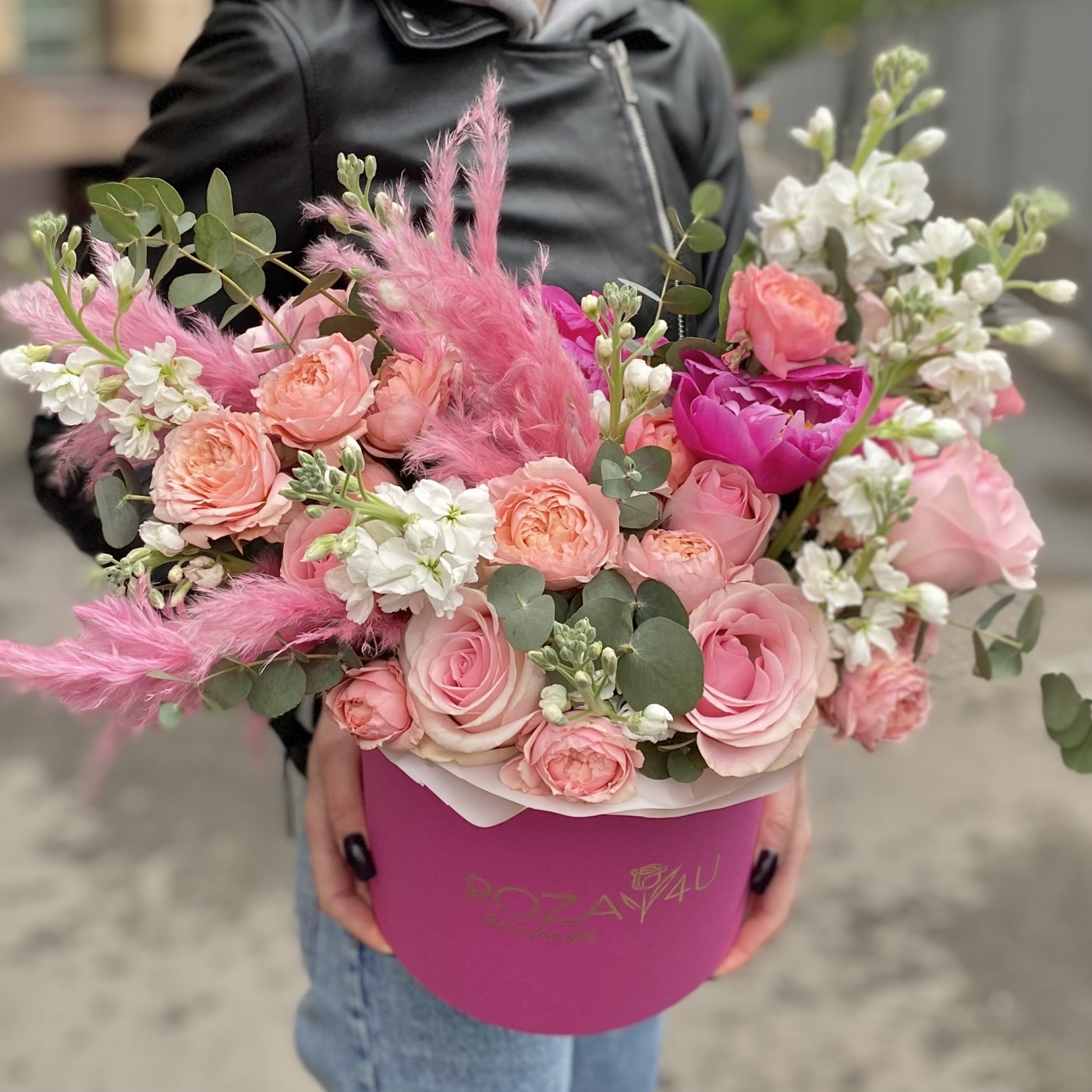 Композиция с розами и пионами Новая Звезда