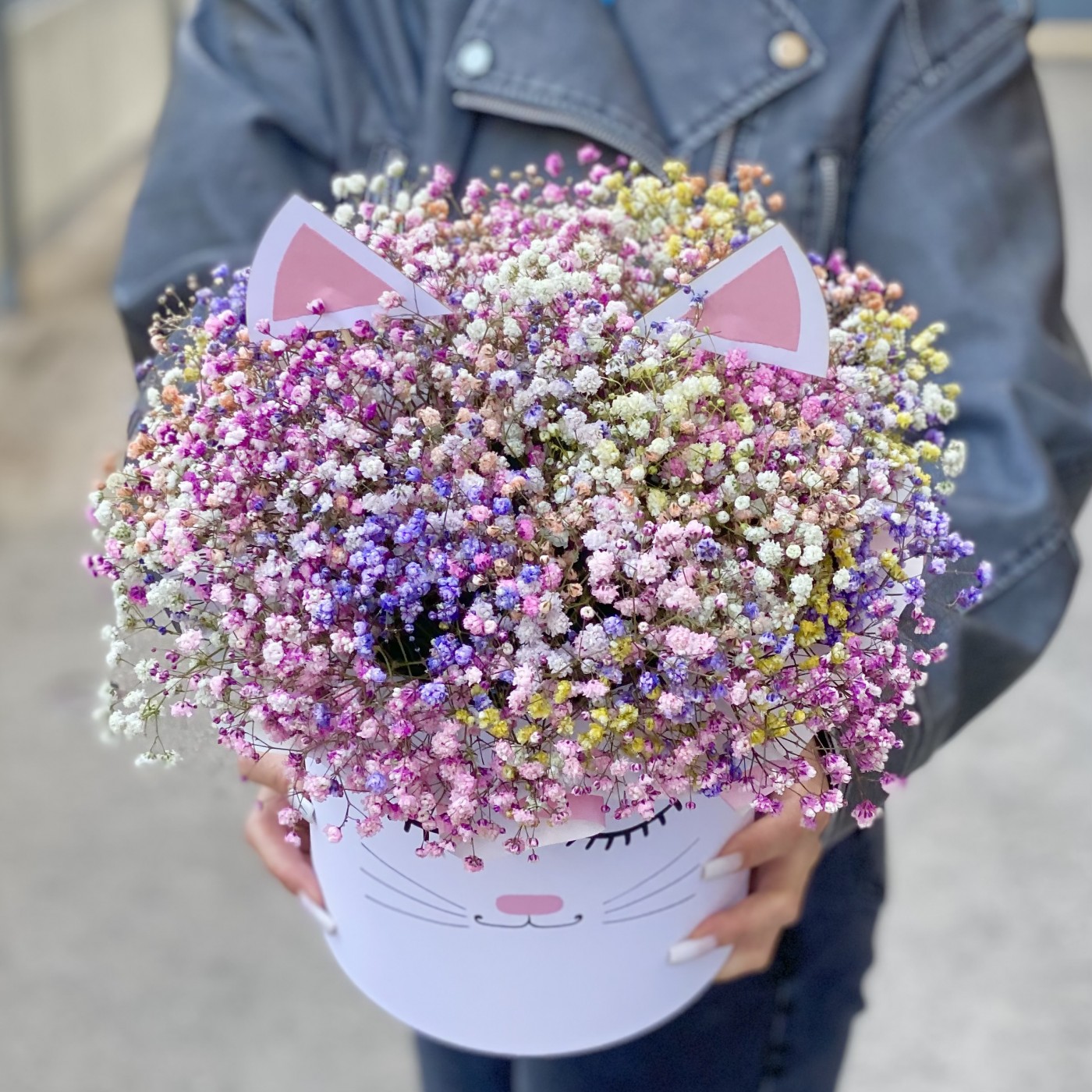 Коробка Кошечка с воздушной гипсофилой