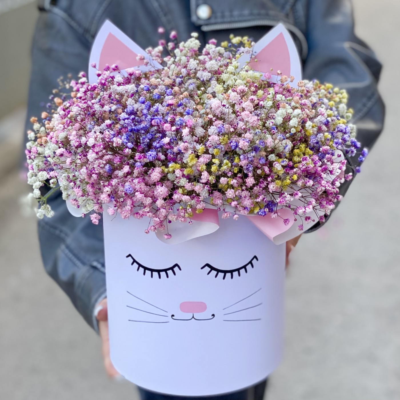 Коробка Кошечка с воздушной гипсофилой