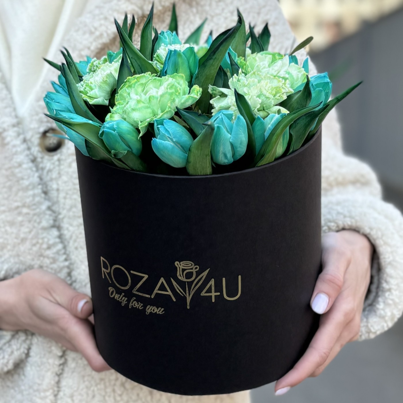 Коробка с 15 бирюзовыми тюльпанами и диантусами