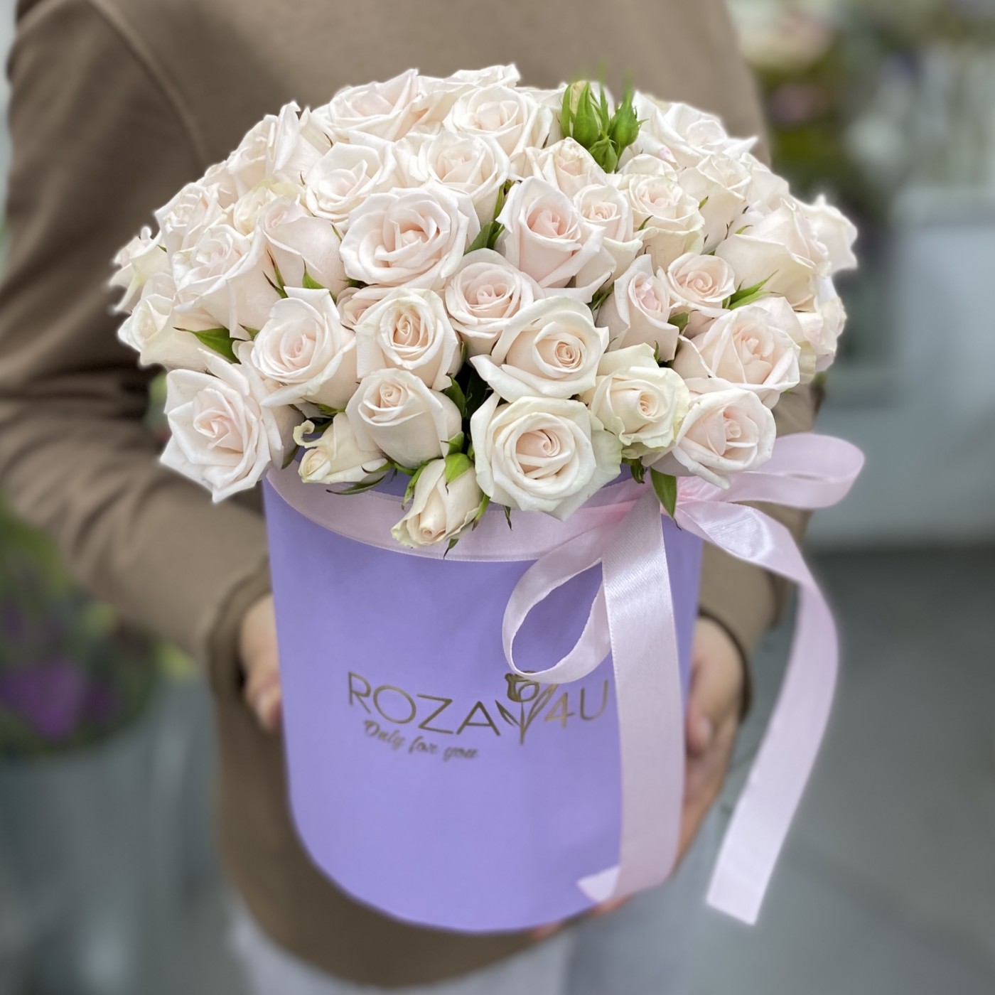Коробка с розовыми кустовыми розами Роял Порцелина