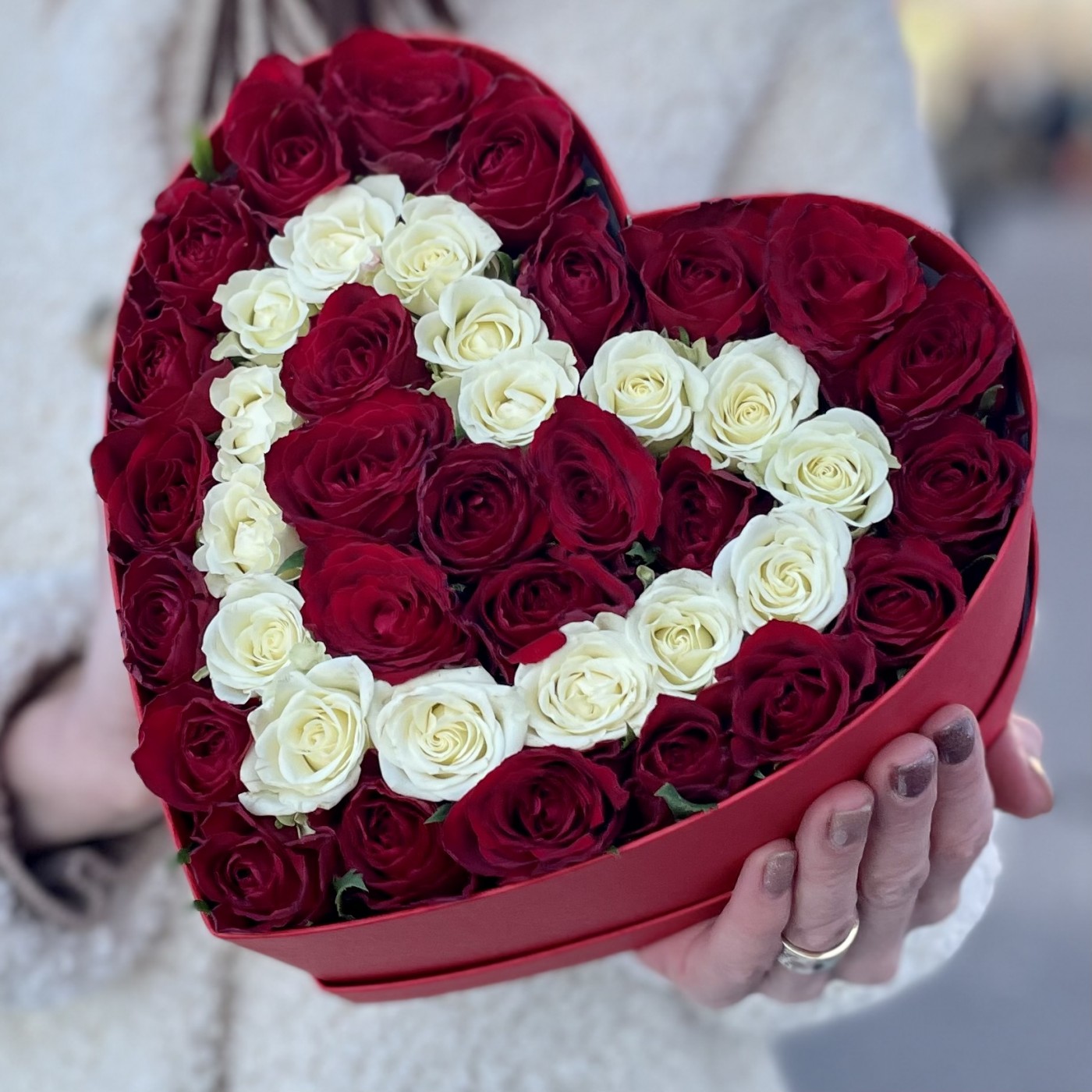 Коробка Сердце с красными и белыми кустовыми розами
