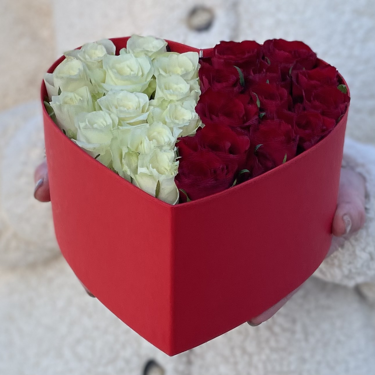 Маленькая коробка Сердце с красными и белыми розами